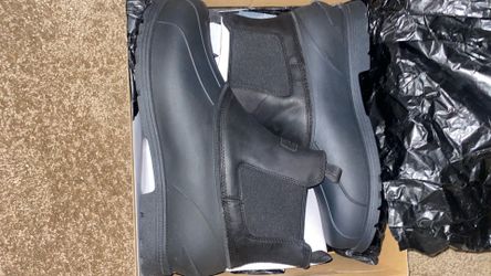 2 brand new pair of men’s uggs