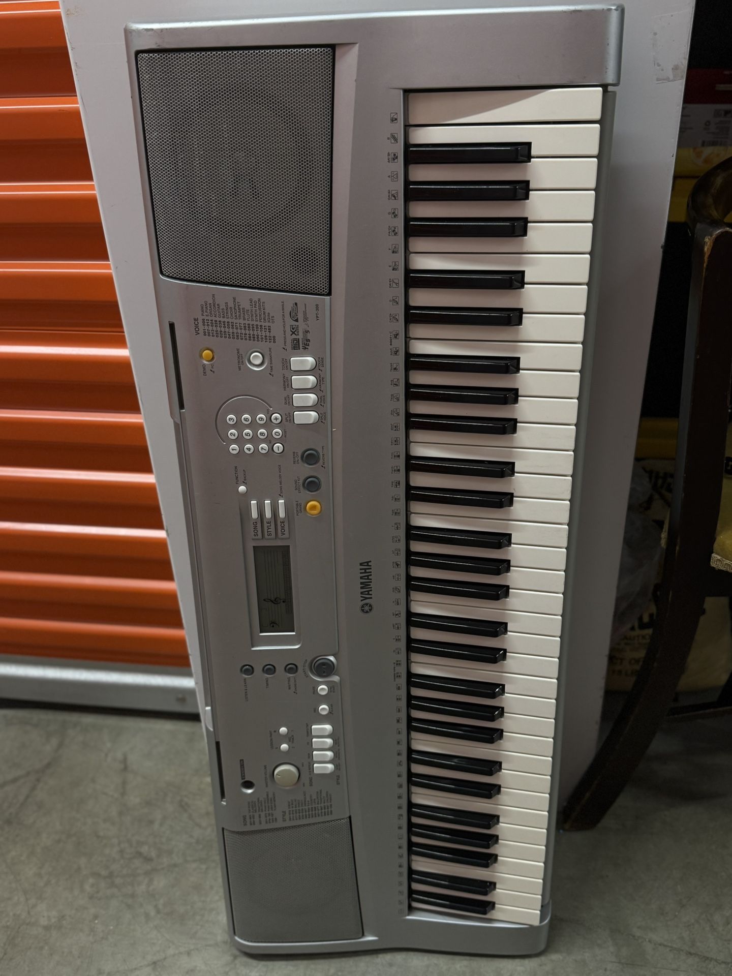 Yamaha YPT-310 61-key Electronic Keyboard Powered by AA batteries