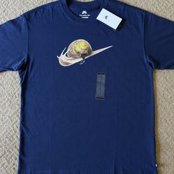 NEW Nike SB Republique Max90 Men’s Snail Skate T-Shirt Navy Size Medium
