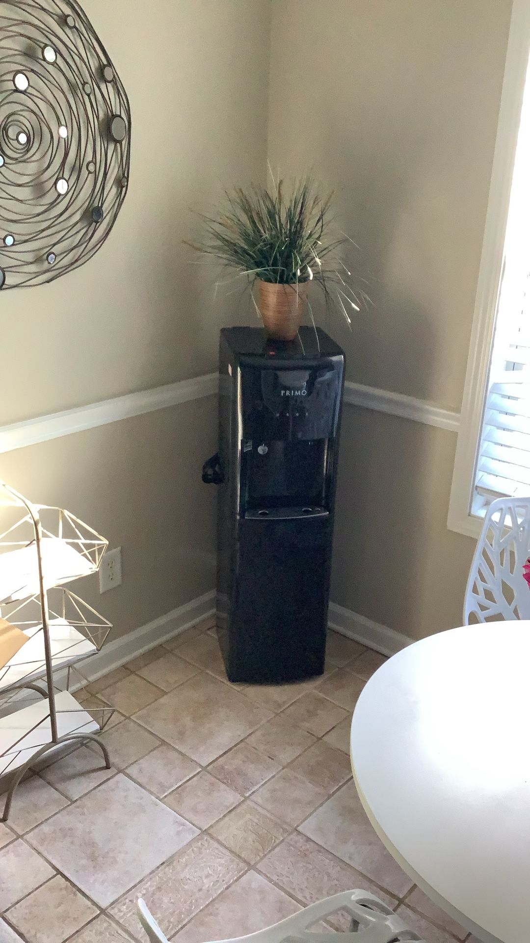 Primos Filtered Water Dispenser W/ 5 Gallon Jugs