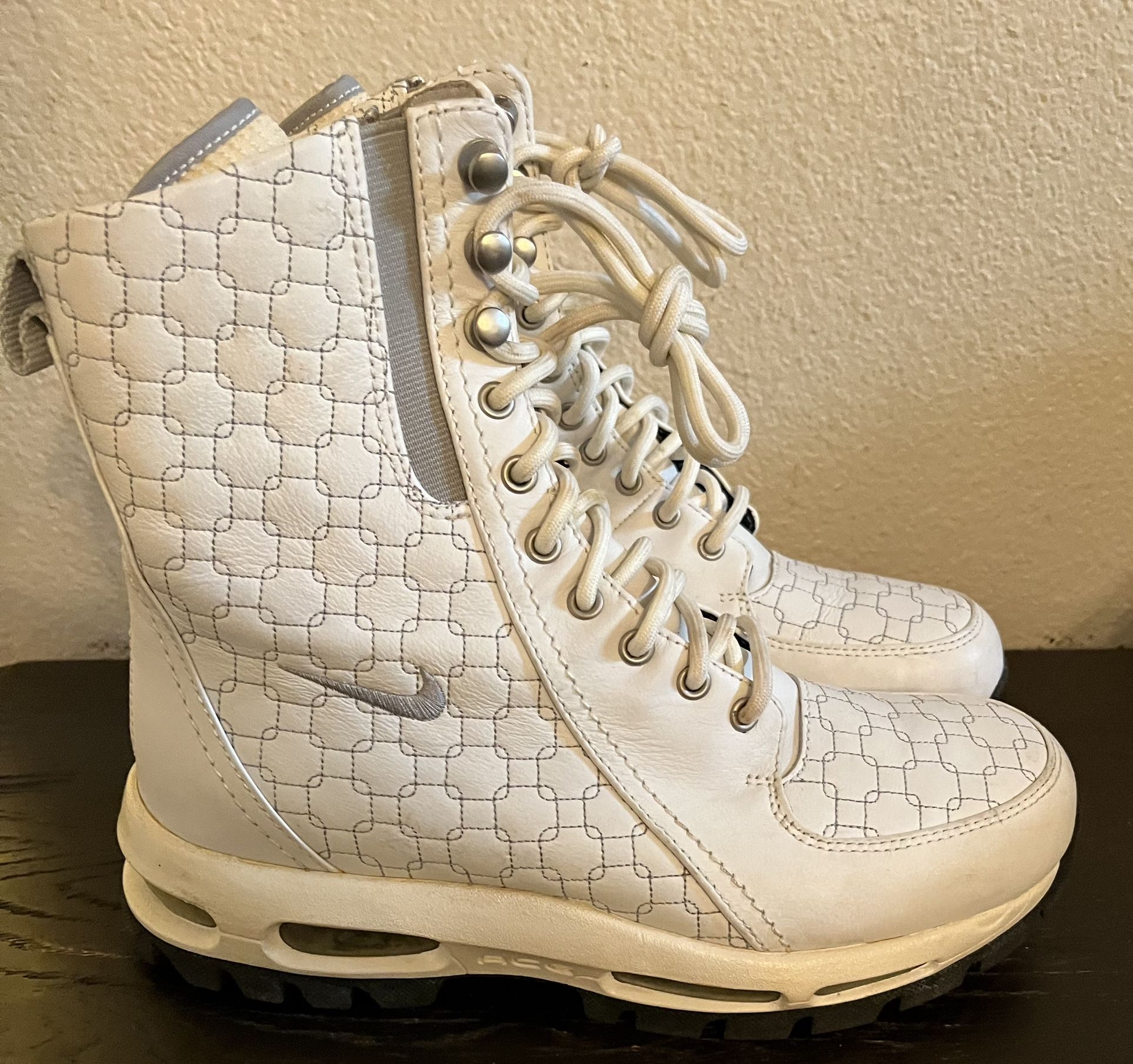 Nike Air Max Goa VI white silver leather) womens boots Sz - Main Image