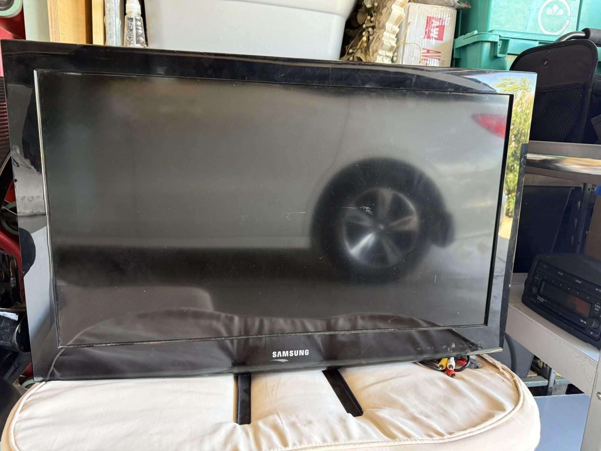 30” Samsung Tv With Remote and Tv Mount