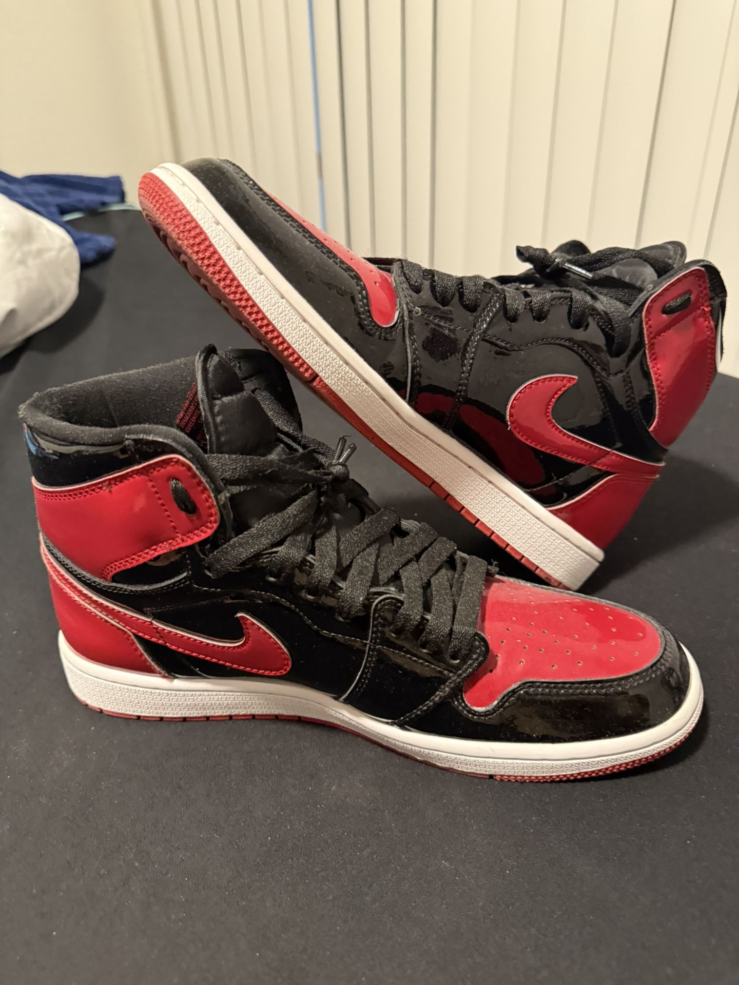 black and red air jordan 1 retro high