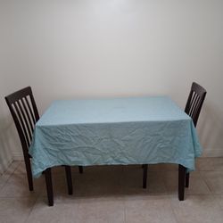 Medium Sized Dining Room / Kitchen Table