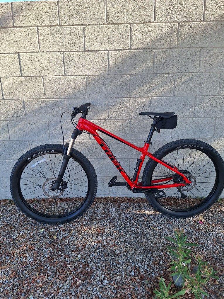 TREK ROSCOE 6 MOUNTAIN BIKE 27.5 INCH 10 X 1 SPEED LIKE NEW( CHECK MY OTHER BIKES)