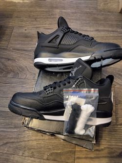 Air Jordans 4s size 7