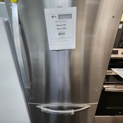 33 in. W 26 cu. ft. Bottom Freezer
Refrigerator w Multi-Air Flow and
Smart Cooling in PrintProof
Stainless Steel