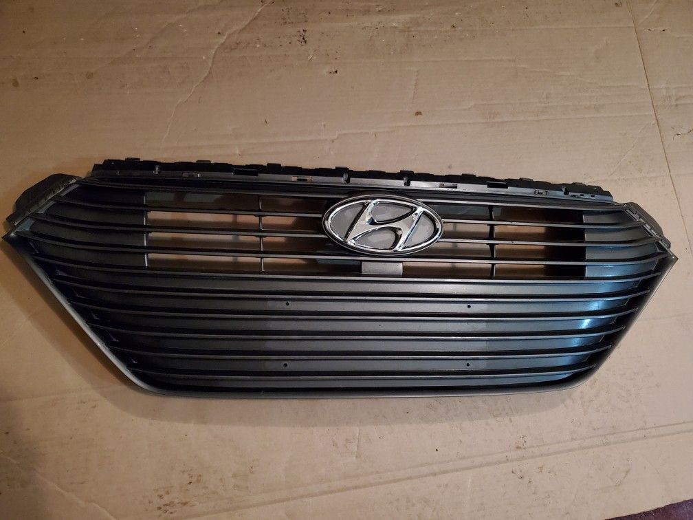 2017 2018 2019 HYUNDAI IONIQ FRONT GRILLE OEM Part # 86352 G2000