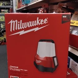 MILWAUKEE M18 COMPACT SITE LIGHT W/ FLOOD MODE (TOOL ONLY)