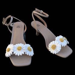 Women’s White Daisy Flower Strappy Sandals, 8