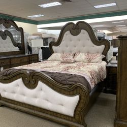 BEDROOM/BEDROOM SETS 