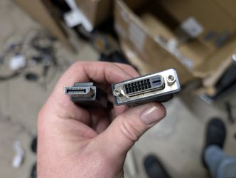 Display port to DVI cable converter