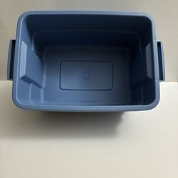 6 Rubbermaid Storage Totes