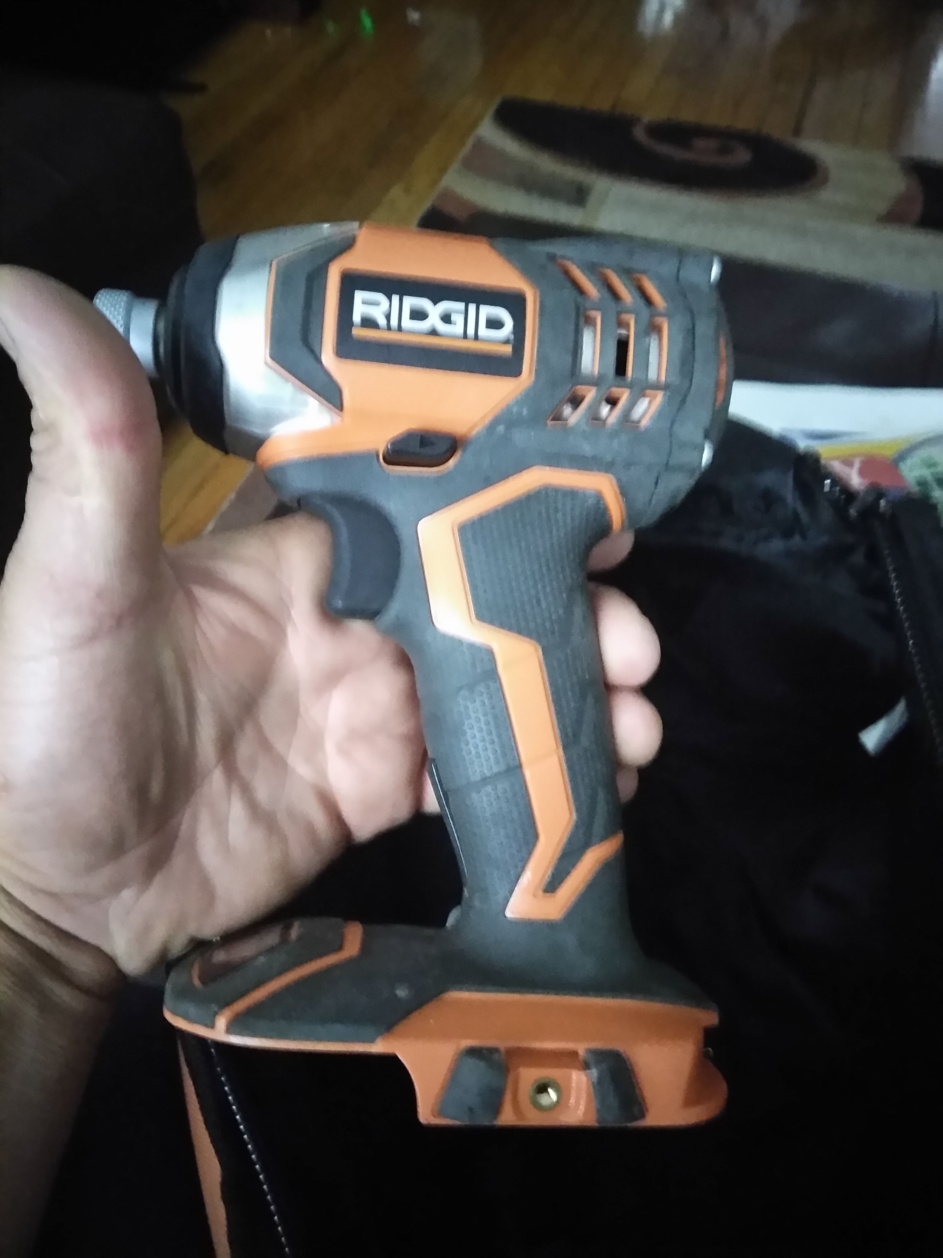 Ridgid drill de inpacto solo El drill no battery ni cargador precio firme