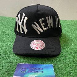 New York Yankees black and white Mitchell & Ness hat