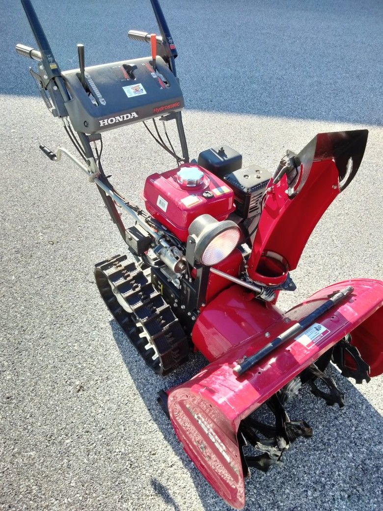 HS928 Honda Snow Blower LIKE NEW