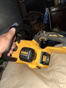 Chainsaw Dewalt brushless. Twelve inch thirty centimeters