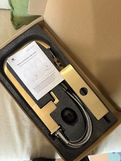 Champagne Gold Pull-Down Kitchen Faucet – Modern Square Design, Dual Spray