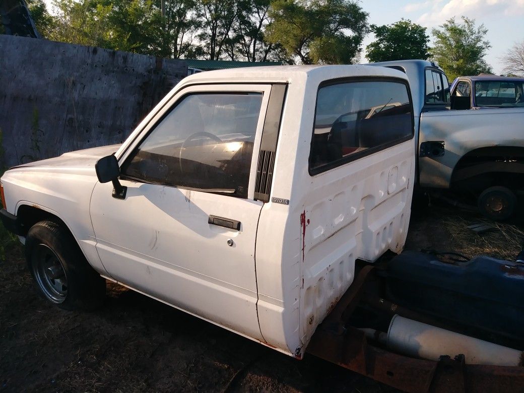 Buying Toyota Tundra Tacoma pu Nissan Titan Frontier pu Datsun pu 720 620 521 520 320 220