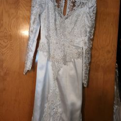 Fitted Wedding Dress Size 8. 