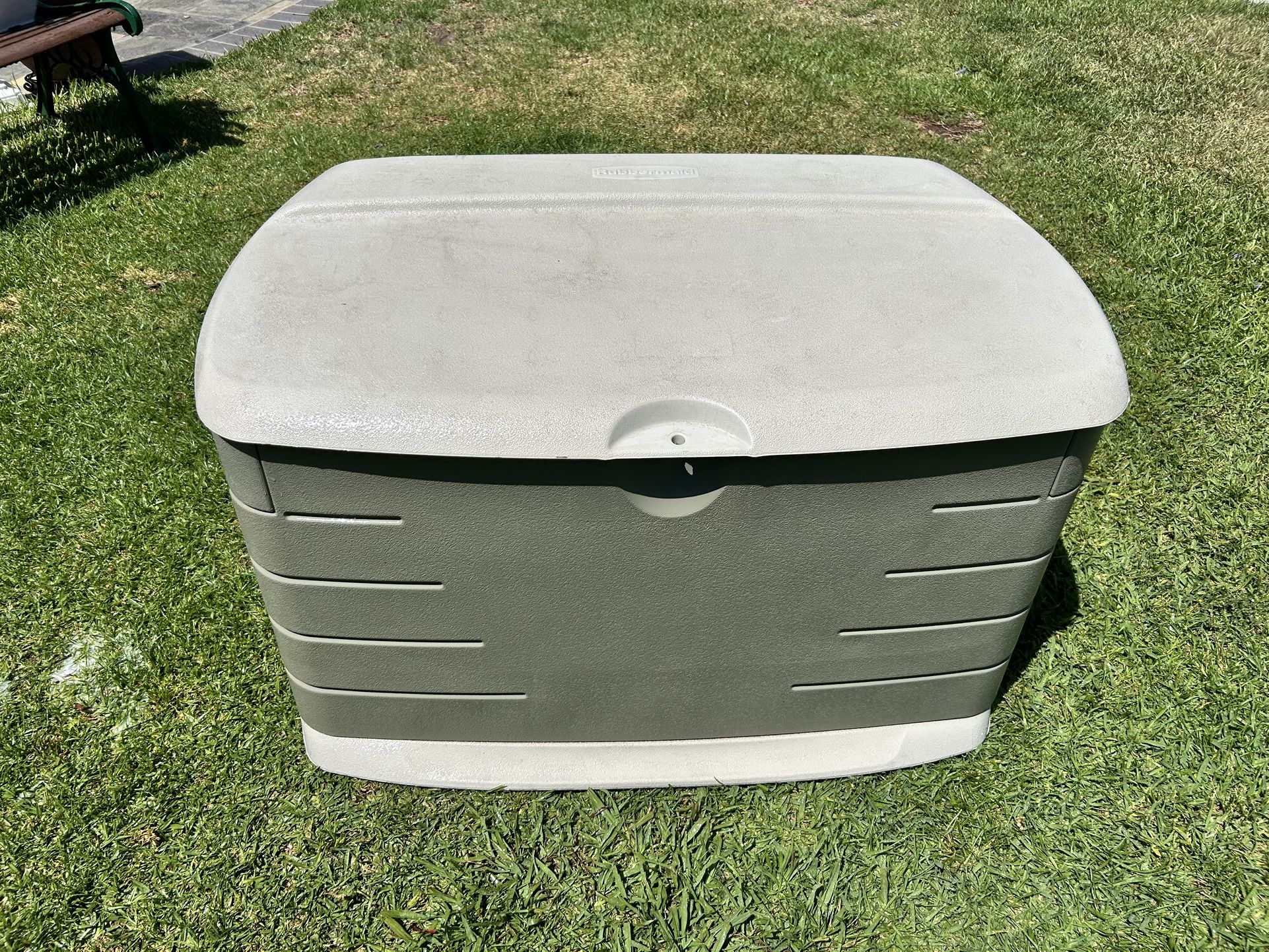 Storage Rubbermaid Dim 42”x24”x24”