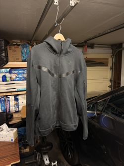 NIKE TECH BLACK (SIZE MEDIUM)