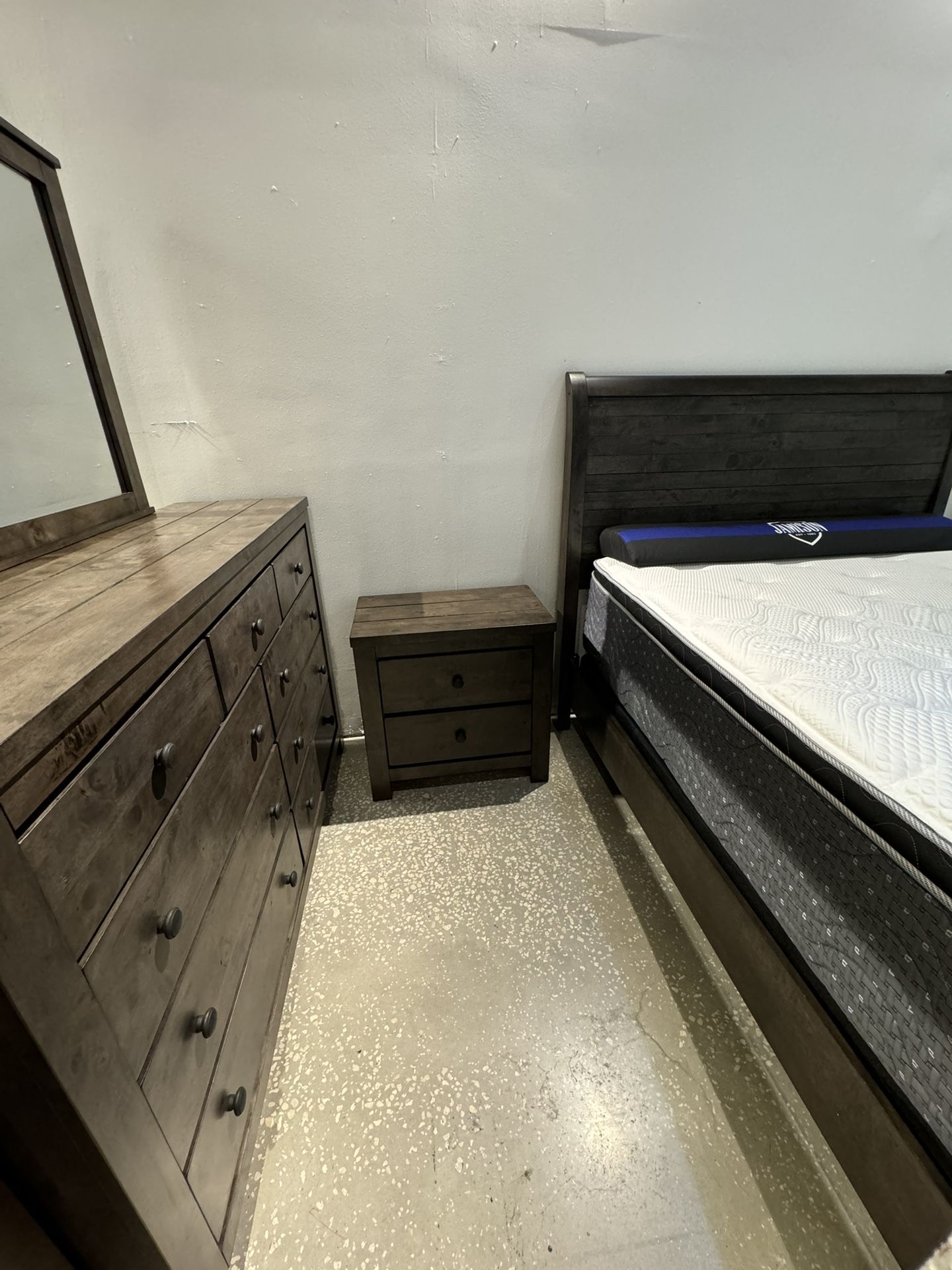 Gorgeous Peter Wood Queen Bed Set!$799!*SAME DAY DELIVERY*NO CREDIT NEEDED*EASY FINANCING*HUGE SALE*