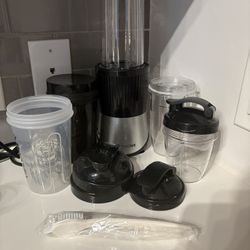Personal Blender / Smoothie Maker (New, Never Used) + Cups & Lids