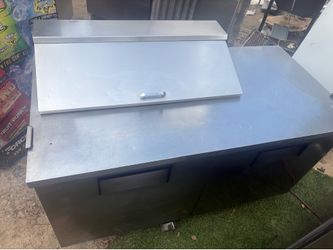 True TSSU-60-10 Commercial 60” Refrigerated Sandwich Prep Table