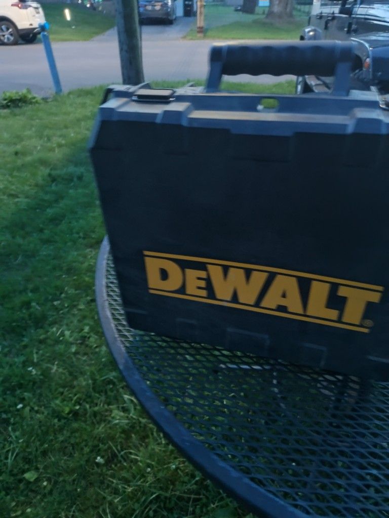 DeWalt Square Box
