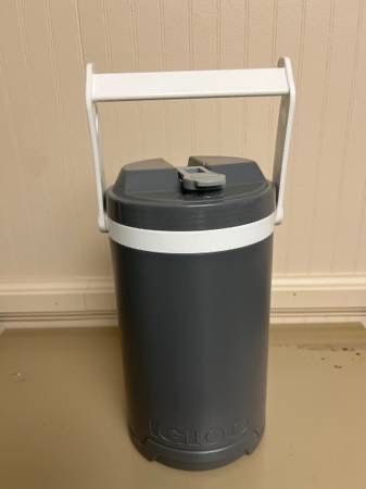 1 gallon igloo drink cooler