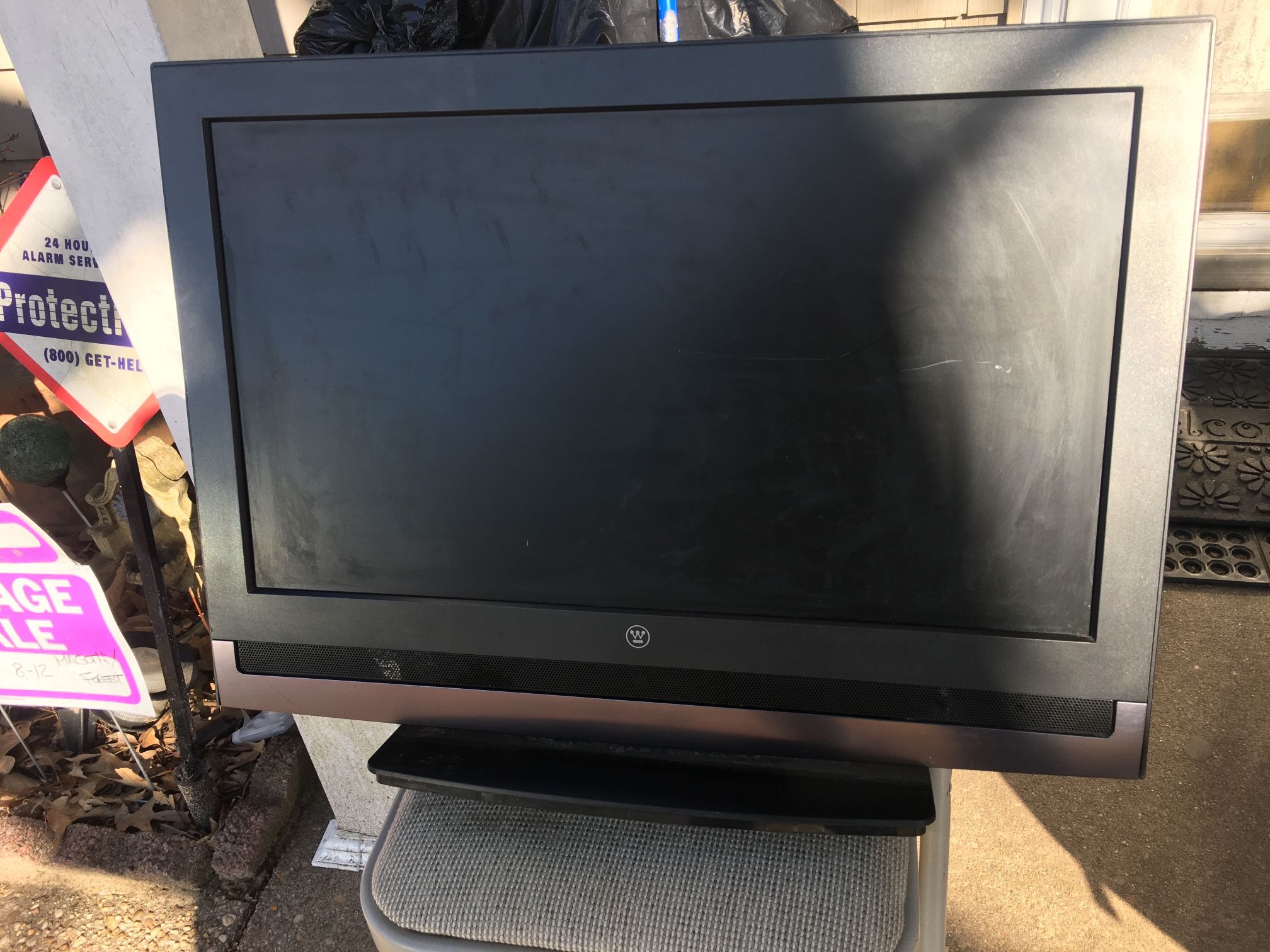 Nice 27 inch flatscreen TV universal remote compatible only $50 firm