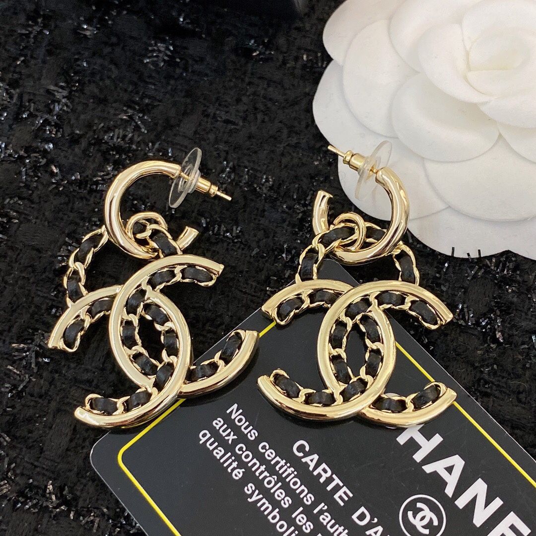A classic earrings for girls