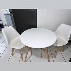 Modern White Table With Matching Chairs 