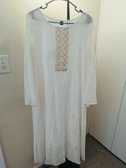 Size is Medium, color is white