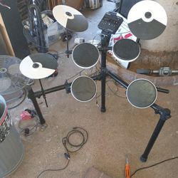 ROLAND TD-02 DRUM KIT
