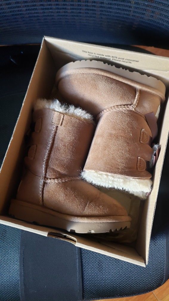 *** UGG Bailey Bow II Girls Boots Size 7 ***