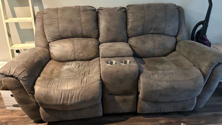 Reclining Loveseat with Center Console