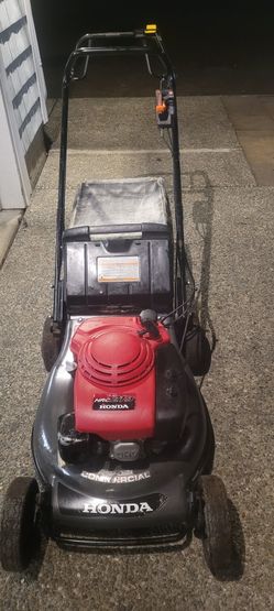 HONDA HRC216 COMERCIAL SELF PROPELLED LAWN MOWER. 