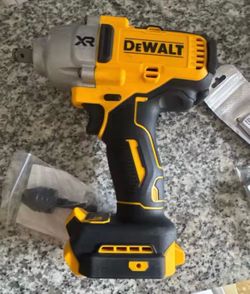 NEW DEWALT 20V XR HIGH TORQUE 1/2 in. Impact Wrench DCF900B