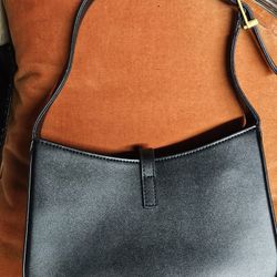 YSL. Saint Laurent Le 5 À 7 Hobo Bag Black Leather