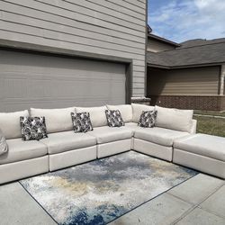 Beautiful sectional that can be arranged!!!!