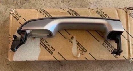 2010-2019 4Runner Exterior Door Handle Oem has a small scratche