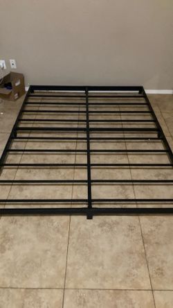 Metal bed frame - Queen size