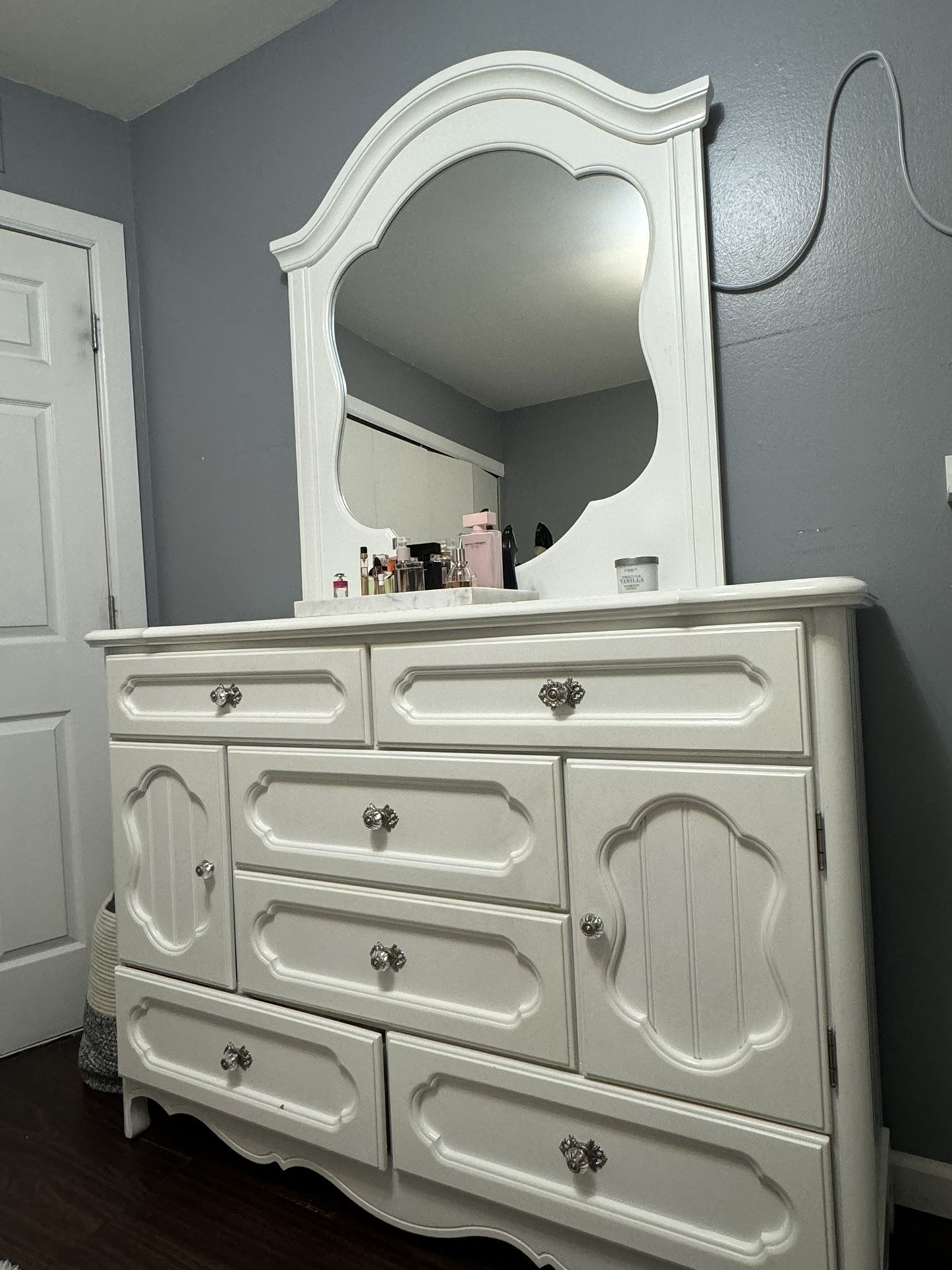 White Wood, Makeup Vanity