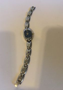 Geneva quartz women’s watch silver.