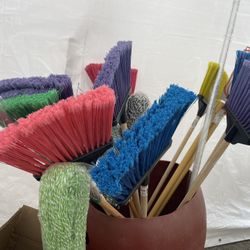 Escobas Y Trapeadores 