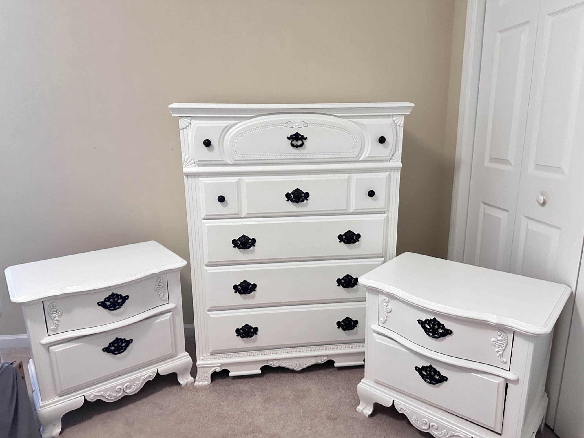 Elegant 3-Piece Bedroom Set – Real Wood Chest & 2 Nightstands
