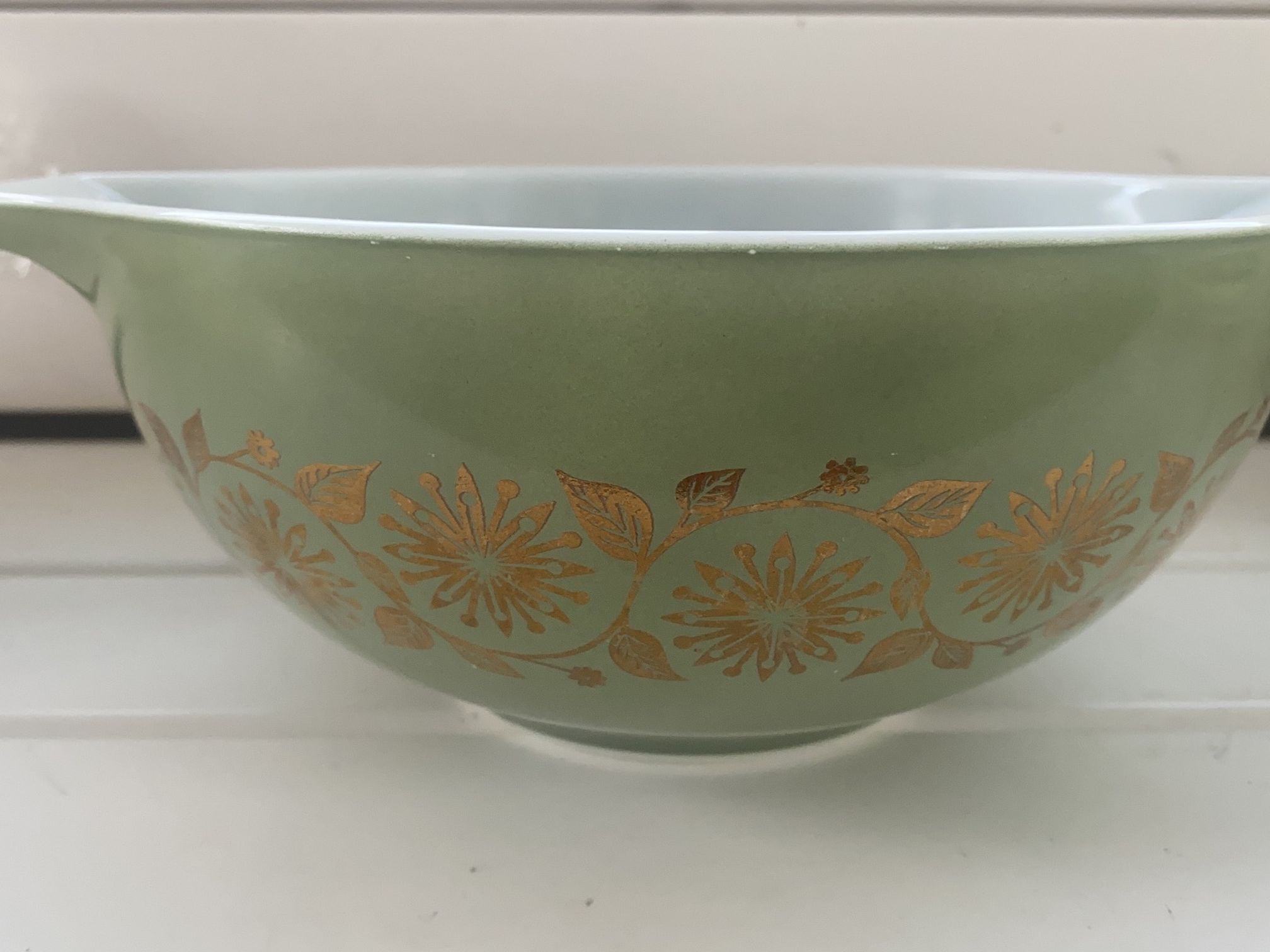 Vintage 1962 Pyrex sage green gold medallion casserole 2.5 qt Cinderella bowl (443)