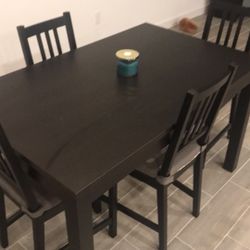 Table And 4 Chairs . Like New Hardly Used. Plus Added Seat Cushions 